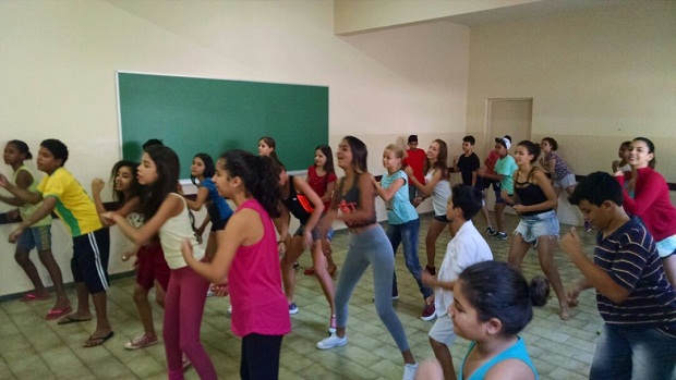 Oficina de dança da Escola Estadual Padre Herculano Paz, de Itapecerica. Escola oferece ainda oficina de esporte. Foto: Divulgação
